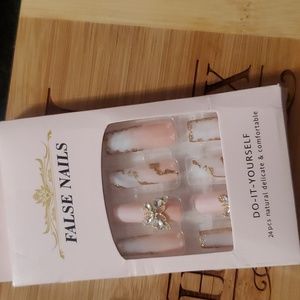 24 Piece Press on Nail Set